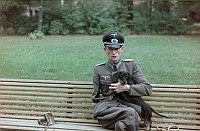 1943. Berlin. Tempelhof. Drittes Reich. 2. Weltkrieg. Alltag in Berlin. Einarmiger Soldat mit einem Hund auf einer Bank. Kriegsversehrt.